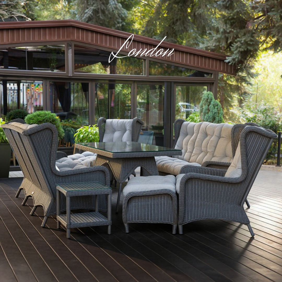 Ratanová venkovní jídelní sestava LONDON FAMILY Terico. Skládá se z jídelního stolu, dvou třímístných pohovek, dvou velkých křesel, dvou podnožek a konferenčního stolku.